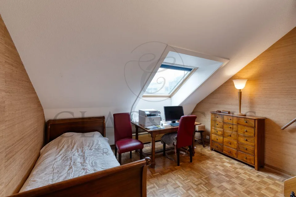Duplex de caractère avec balcon, volumes mansardés et charme rare – photo 6 sur 13