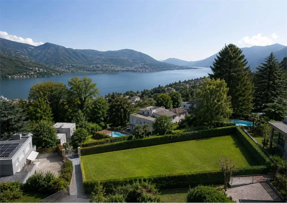 Terreno edificabile con licenza approvata e vista lago