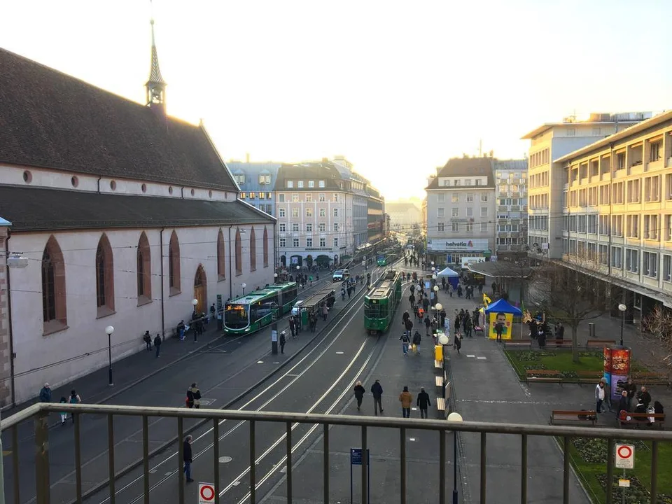 MODERNE 2.5-ZIMMERWOHNUNG DIREKT AM CLARAPLATZ