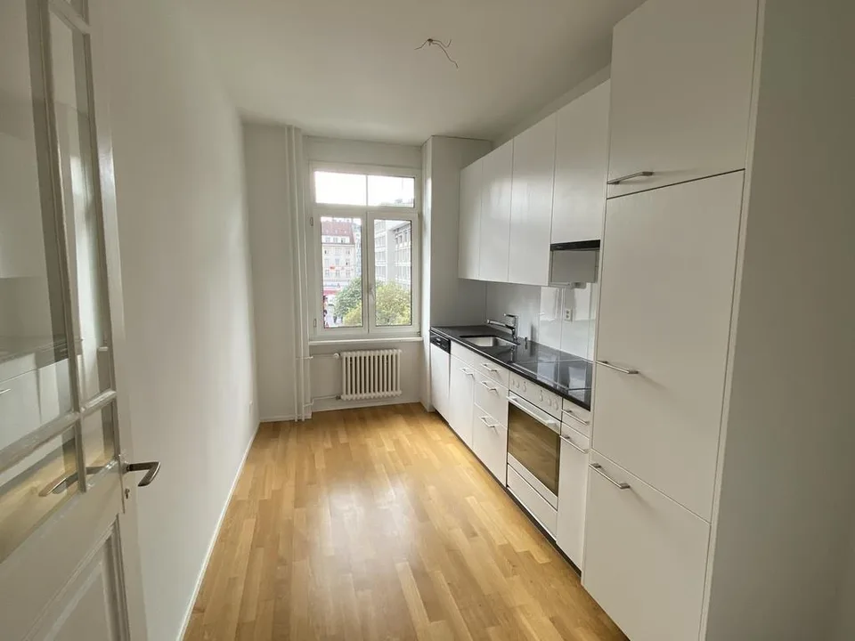 MODERNE 2.5-ZIMMERWOHNUNG DIREKT AM CLARAPLATZ