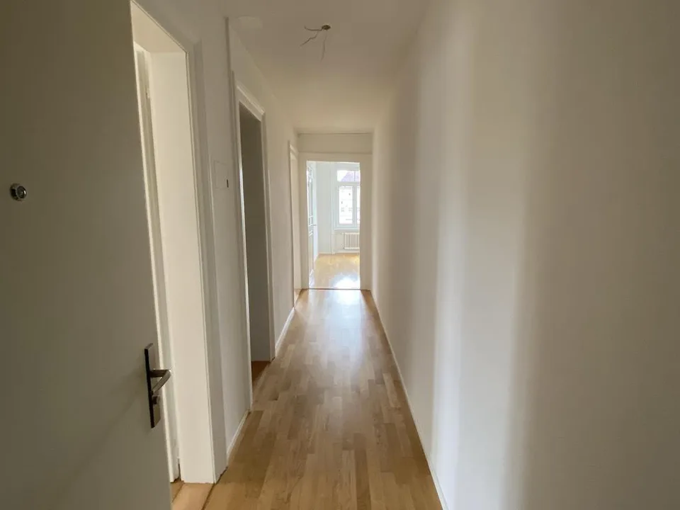 MODERNE 2.5-ZIMMERWOHNUNG DIREKT AM CLARAPLATZ