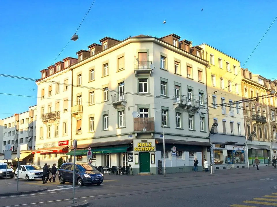 MODERNE 2.5-ZIMMERWOHNUNG DIREKT AM CLARAPLATZ