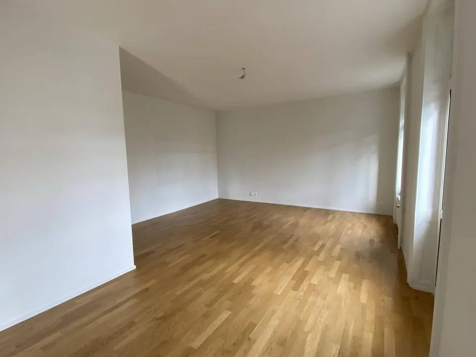 MODERNE 2.5-ZIMMERWOHNUNG DIREKT AM CLARAPLATZ