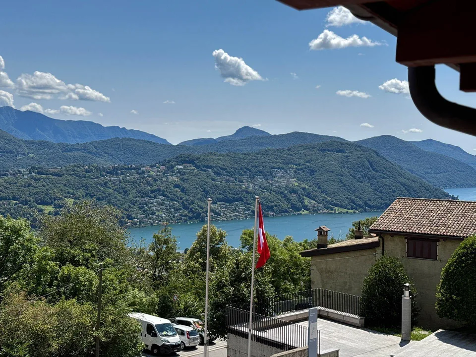 Casa ristrutturata con due appartamenti e vista lago