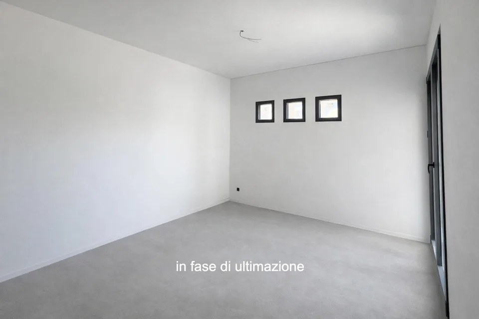 Moderno e nuovo 3.5 locali duplex con giardino a Melano
