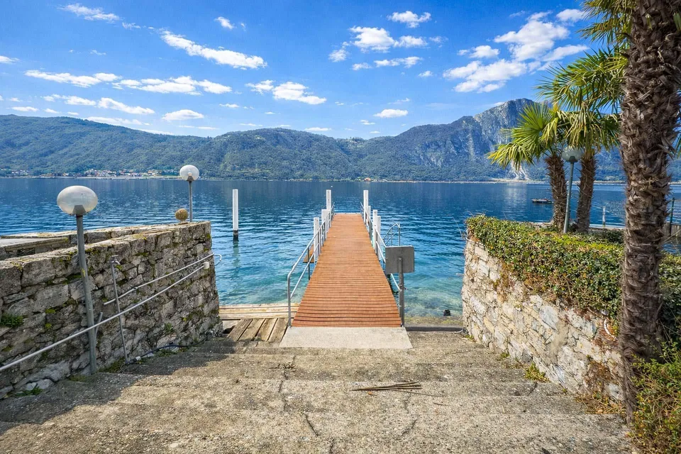 3 locali vista lago in residenza con piscina e darsena a Bissone