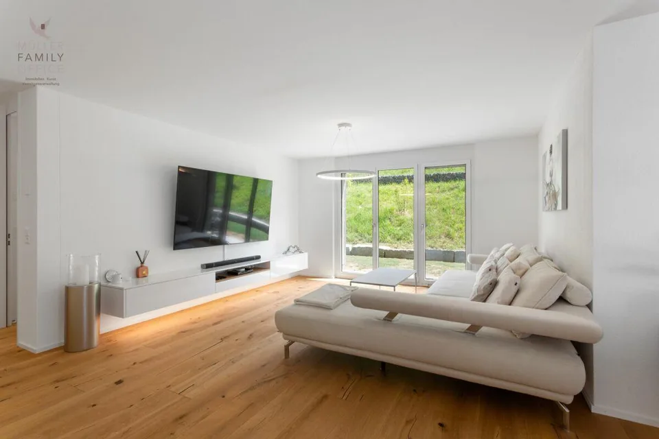 Living like in a single-family house - Exclusive 4 1/2 room garden apartment with beautiful lake view, plenty of privacy and high-quality construction