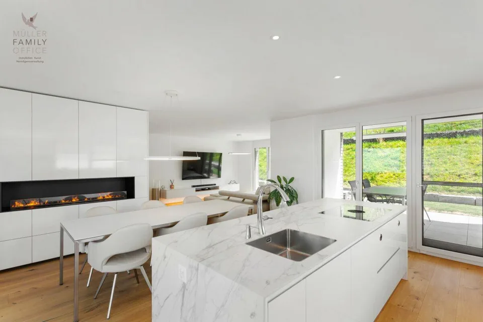 Living like in a single-family house - Exclusive 4 1/2 room garden apartment with beautiful lake view, plenty of privacy and high-quality construction