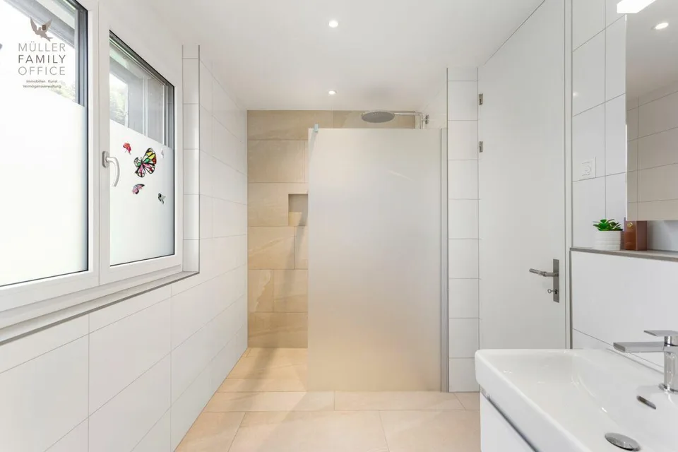 Living like in a single-family house - Exclusive 4 1/2 room garden apartment with beautiful lake view, plenty of privacy and high-quality construction