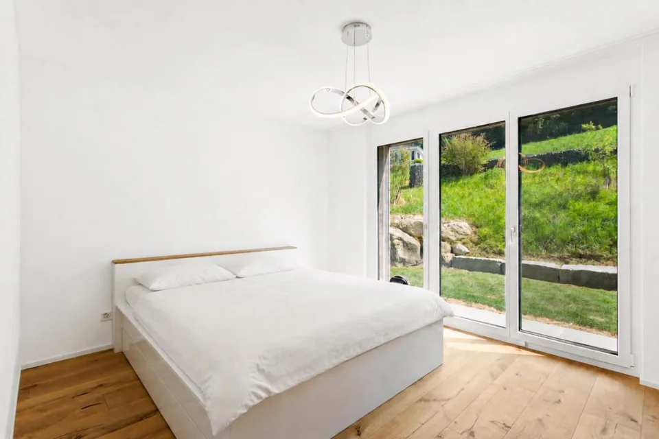 Living like in a single-family house - Exclusive 4 1/2 room garden apartment with beautiful lake view, plenty of privacy and high-quality construction