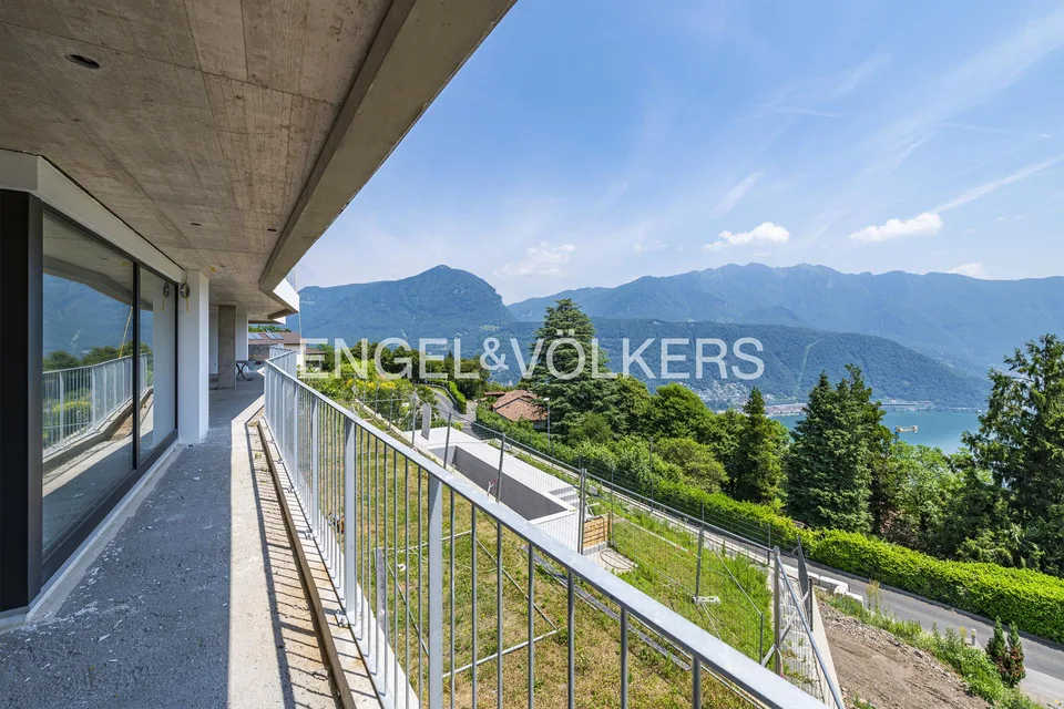 Modern apartment with enchanting lake view in Carona