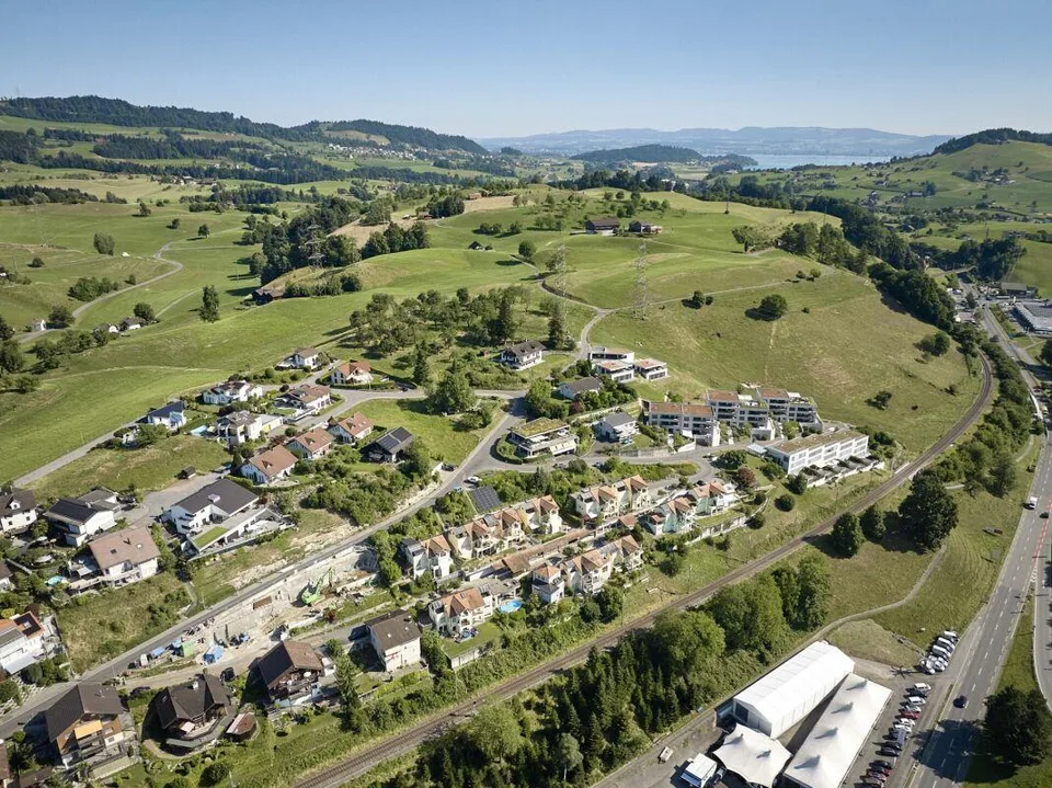 Baulandparzelle mit Berg- und Seesicht