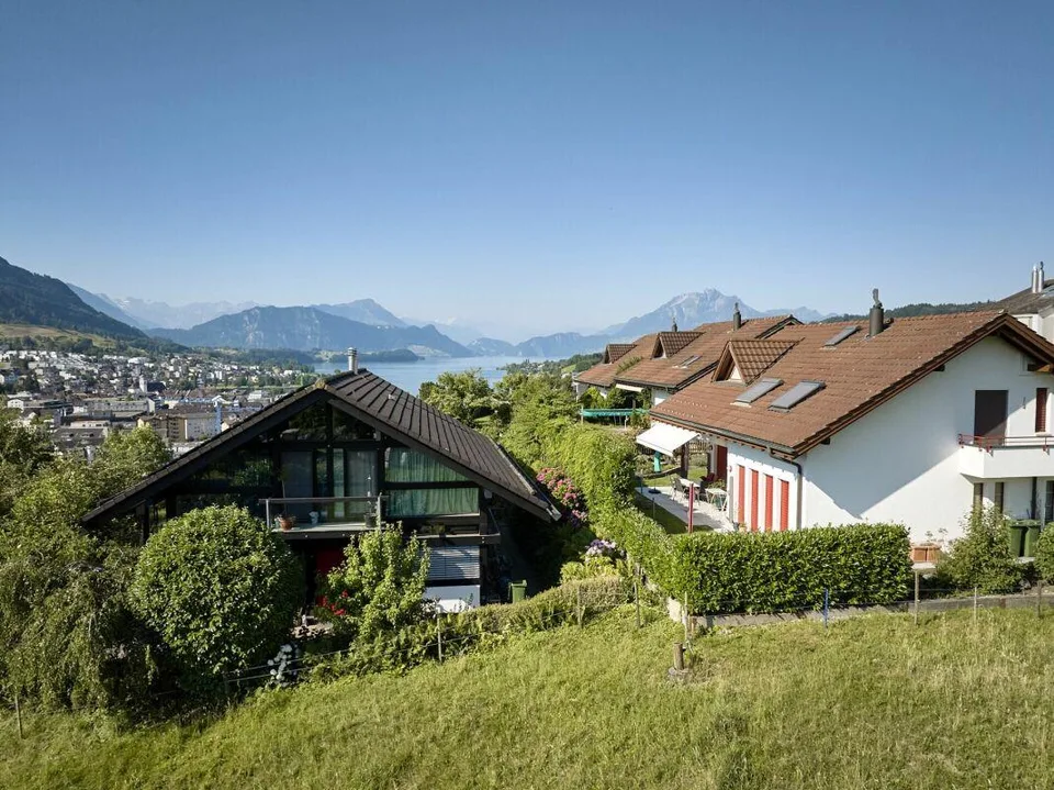 Baulandparzelle mit Berg- und Seesicht
