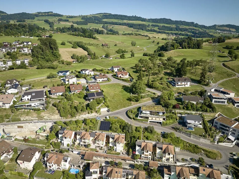 Baulandparzelle mit Berg- und Seesicht