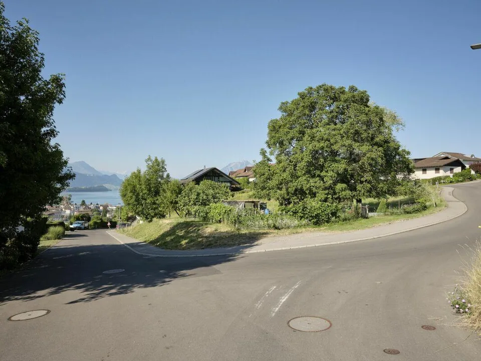 Baulandparzelle mit Berg- und Seesicht