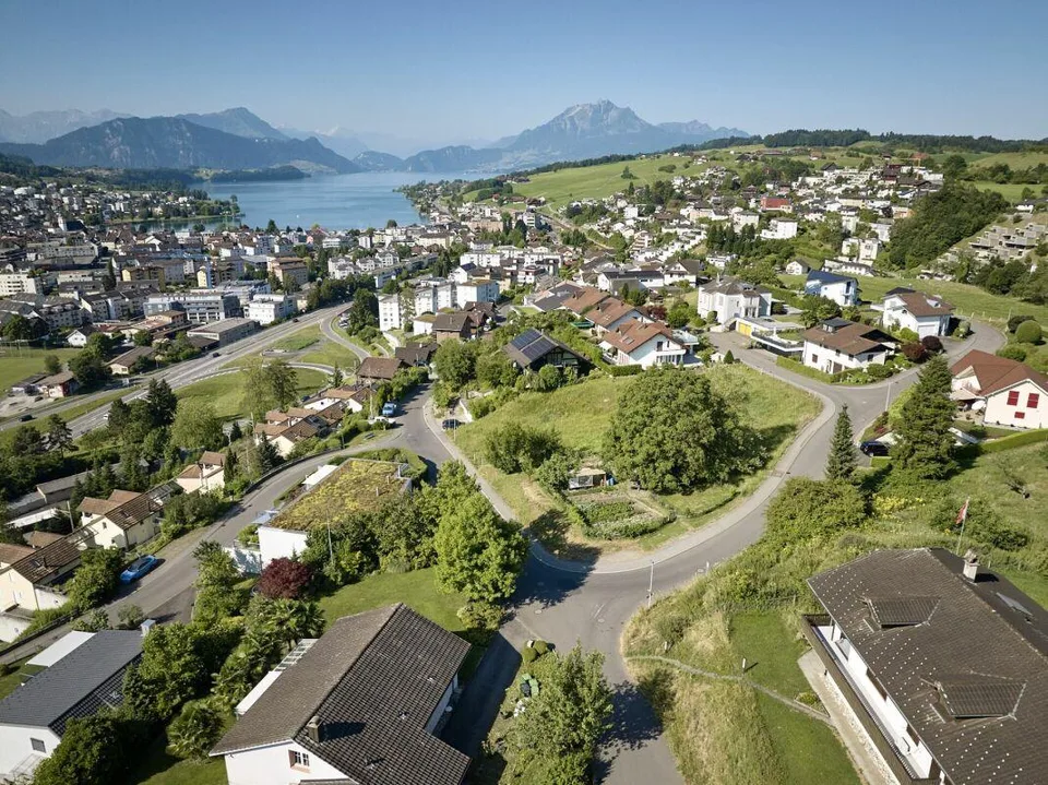 Baulandparzelle mit Berg- und Seesicht