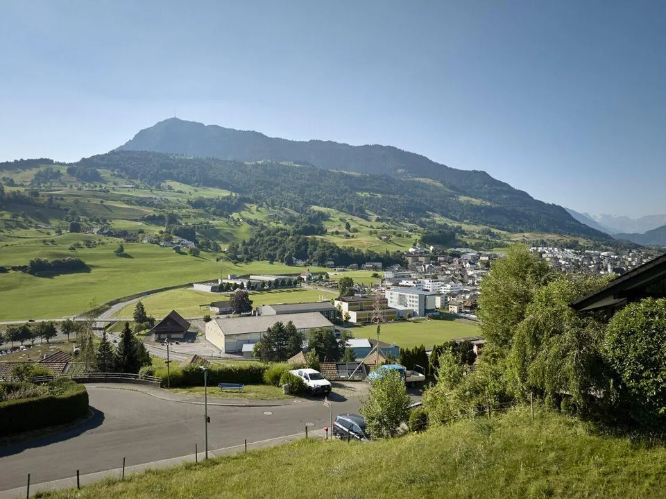 Baulandparzelle mit Berg- und Seesicht