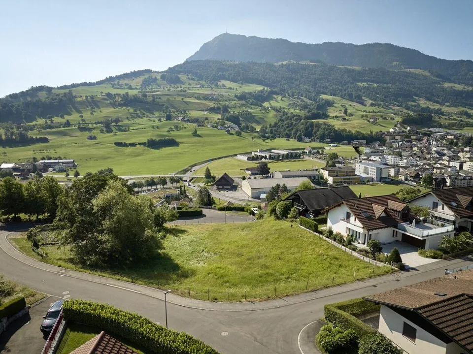Baulandparzelle mit Berg- und Seesicht