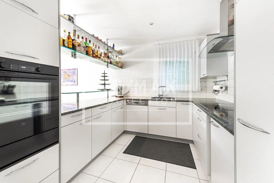 Your new family oasis - Well-kept 6½-room single-family house with pool