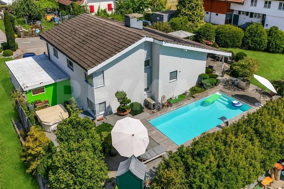5.5 Zimmer Einfamilienhaus mit Pool, Garten und vielseitigem Aussen...
