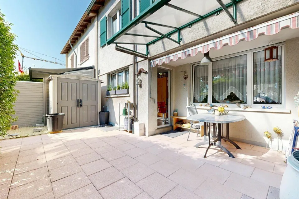 gepflegtes Einfamilienhaus mit Vorplatz und Terasse