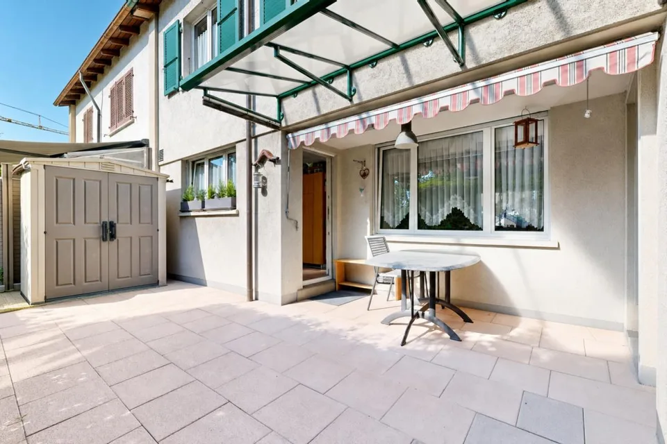 gepflegtes Einfamilienhaus mit Vorplatz und Terasse