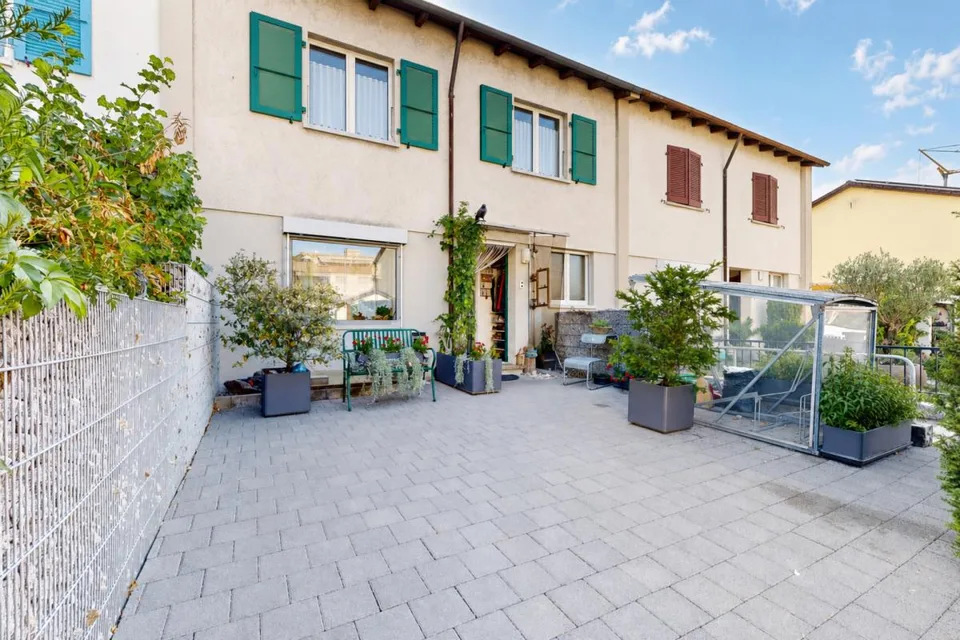 gepflegtes Einfamilienhaus mit Vorplatz und Terasse