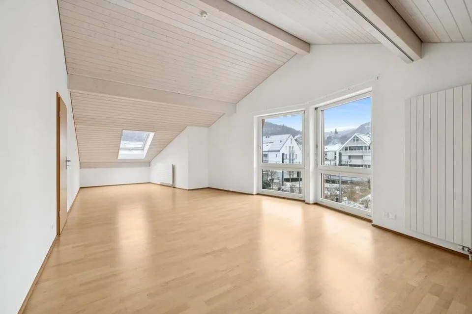 Charmante 2.5-Zimmer-Dachwohnung mit sonnigem Balkon in Arlesheim