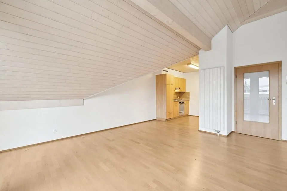 Charmante 2.5-Zimmer-Dachwohnung mit sonnigem Balkon in Arlesheim