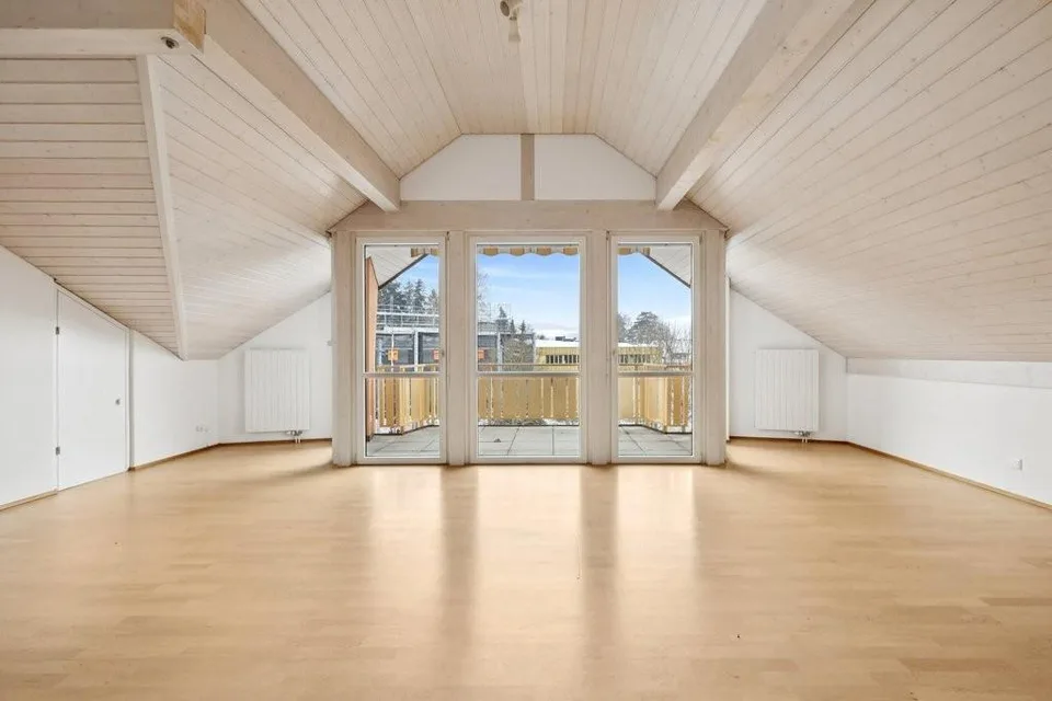Charmante 2.5-Zimmer-Dachwohnung mit sonnigem Balkon in Arlesheim