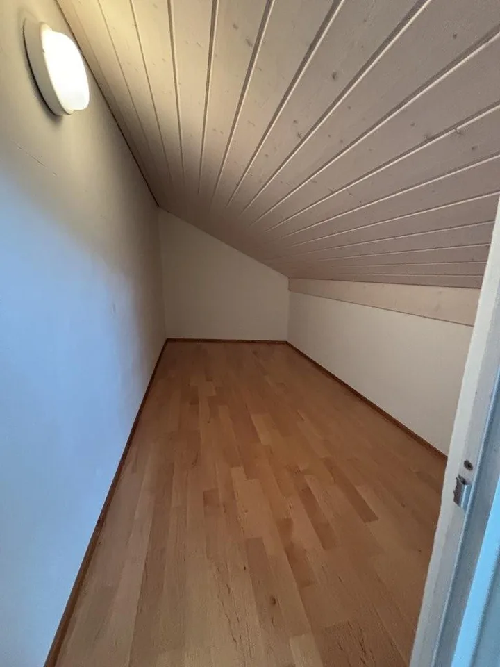 Charmante 2.5-Zimmer-Dachwohnung mit sonnigem Balkon in Arlesheim