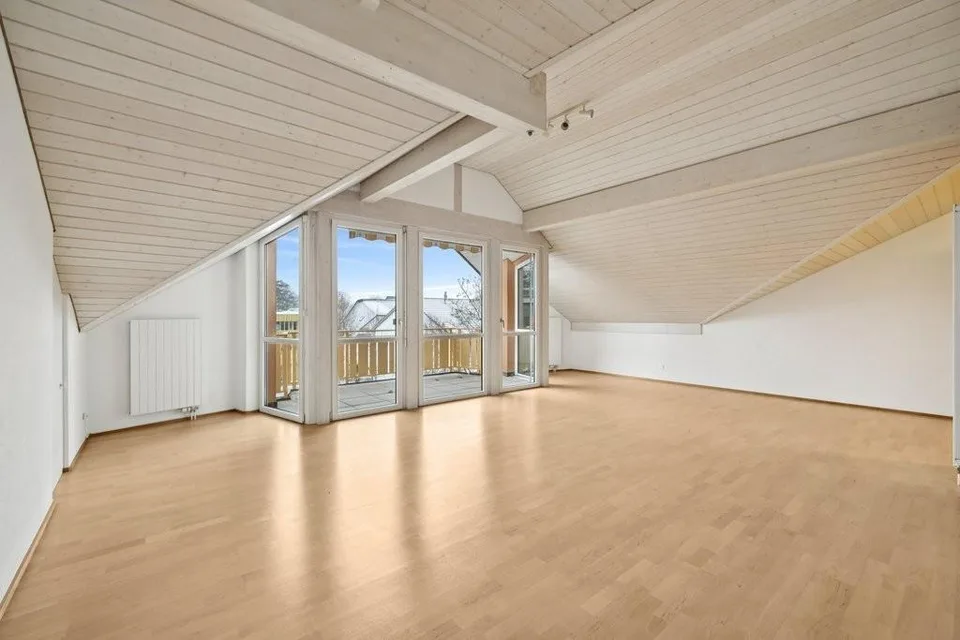 Charmante 2.5-Zimmer-Dachwohnung mit sonnigem Balkon in Arlesheim