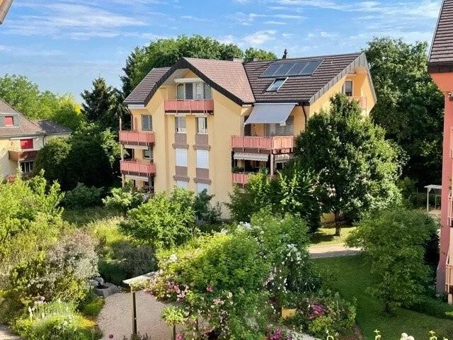 Charmante 2.5-Zimmer-Dachwohnung mit sonnigem Balkon in Arlesheim