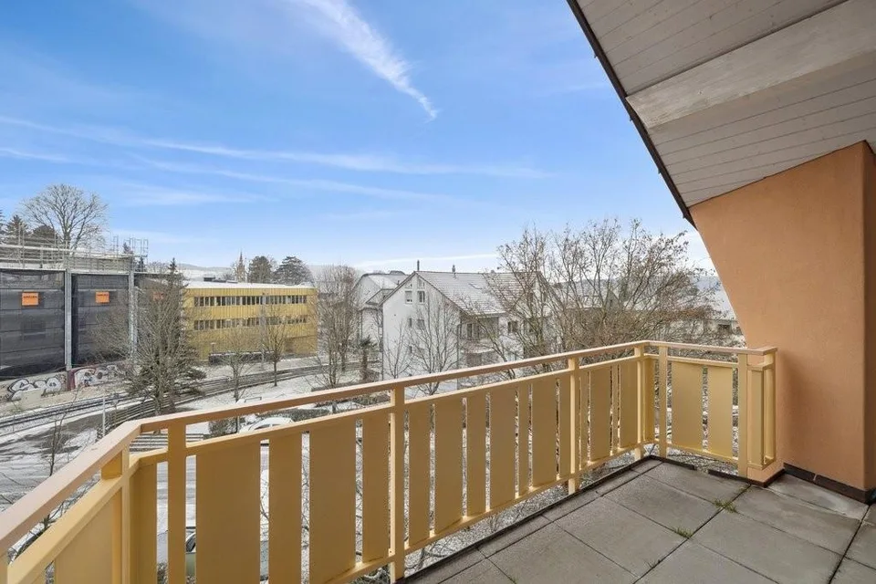 Charmante 2.5-Zimmer-Dachwohnung mit sonnigem Balkon in Arlesheim