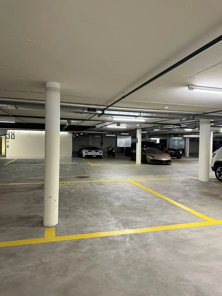 Tiefgaragenparkplatz im Hardturmpark zu vermieten