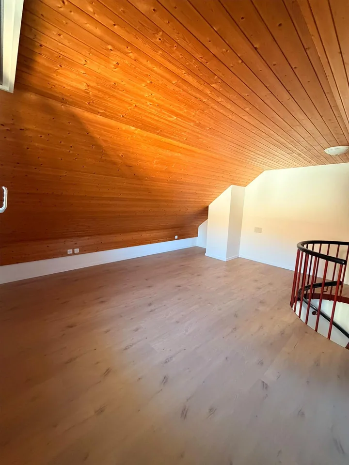 Charmante 3.5-Zimmer-Dachwohnung mit traumhafter See- und Bergsicht