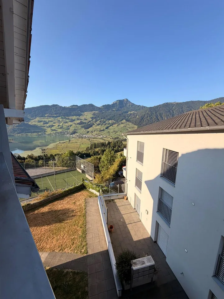 Charmante 3.5-Zimmer-Dachwohnung mit traumhafter See- und Bergsicht