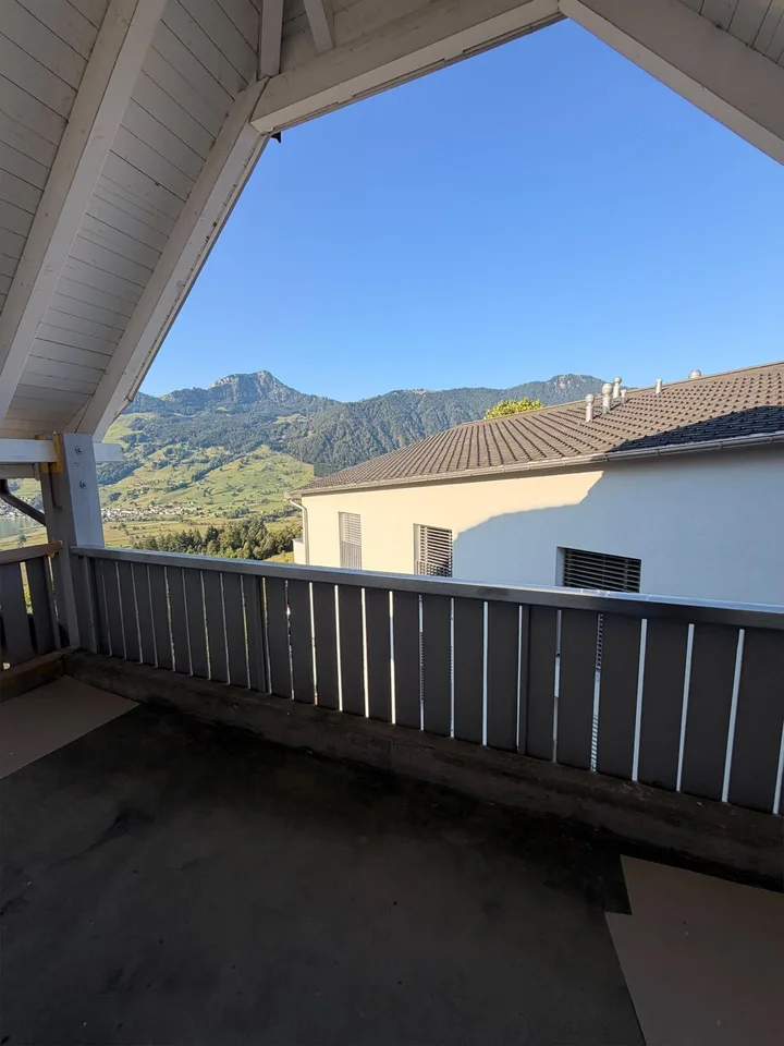 Charmante 3.5-Zimmer-Dachwohnung mit traumhafter See- und Bergsicht