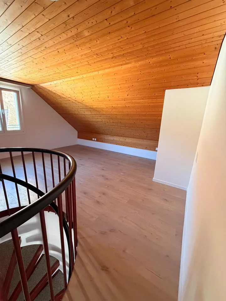 Charmante 3.5-Zimmer-Dachwohnung mit traumhafter See- und Bergsicht