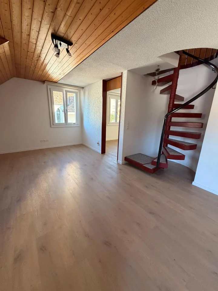 Charmante 3.5-Zimmer-Dachwohnung mit traumhafter See- und Bergsicht