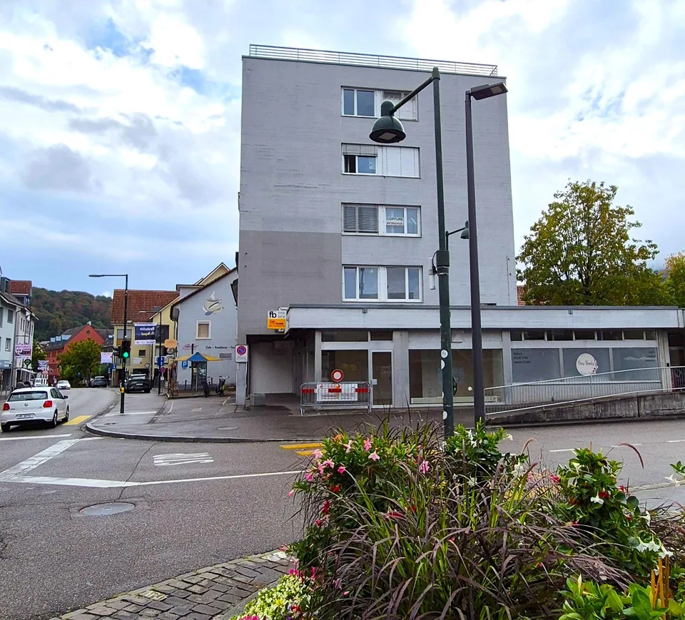 Eck-Laden (ca. 45m²) mit Schaufenster an zentraler Lage in Aesch