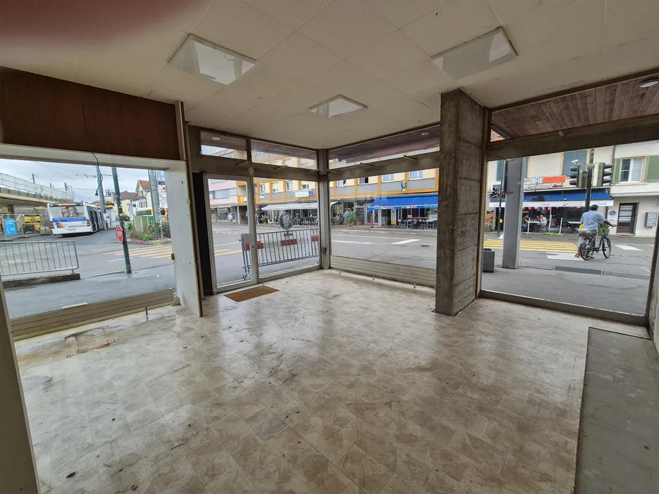 Eck-Laden (ca. 45m²) mit Schaufenster an zentraler Lage in Aesch