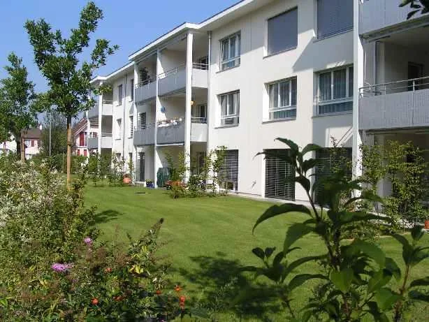 Helle Wohnung mit gedecktem Gartensitzplatz