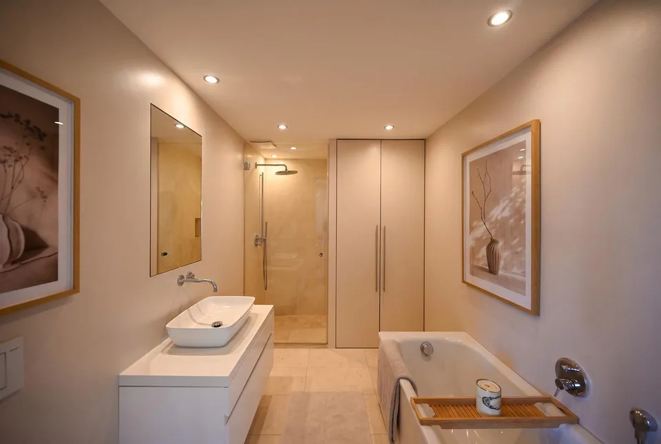 LUXURIÖSE DESIGNERWOHNUNG MIT PANORAMA-DACHTERRASSE UND KLIMAANLAGE