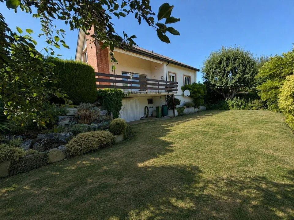 Freistehendes Einfamilienhaus mit Charme und Gartenparadies an attr...