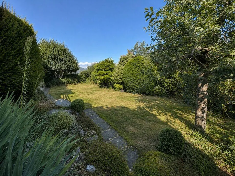 Freistehendes Einfamilienhaus mit Charme und Gartenparadies an attr...