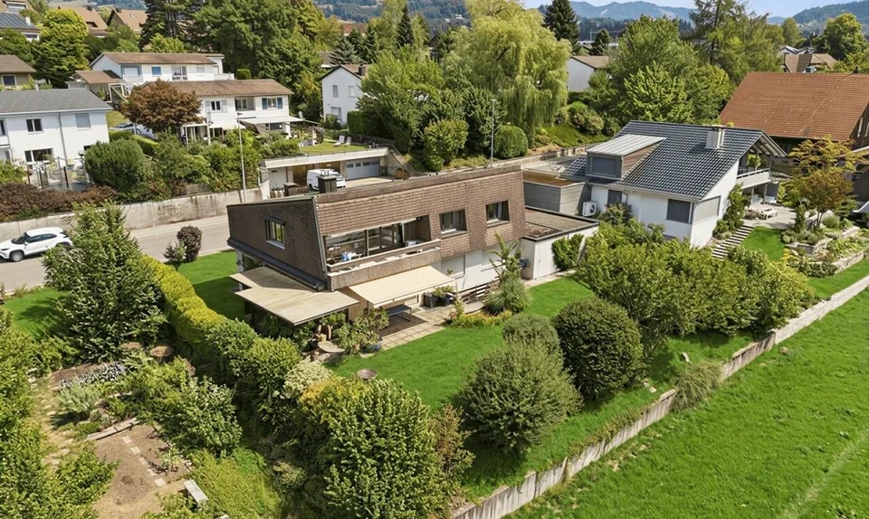 Vielseitiges Zweifamilienhaus mit unverbaubarer Weitsicht