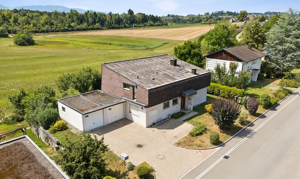 Vielseitiges Zweifamilienhaus mit unverbaubarer Weitsicht
