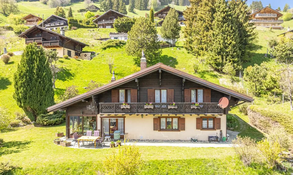 Exclusif: Grand chalet de trois chambres avec 2 garages