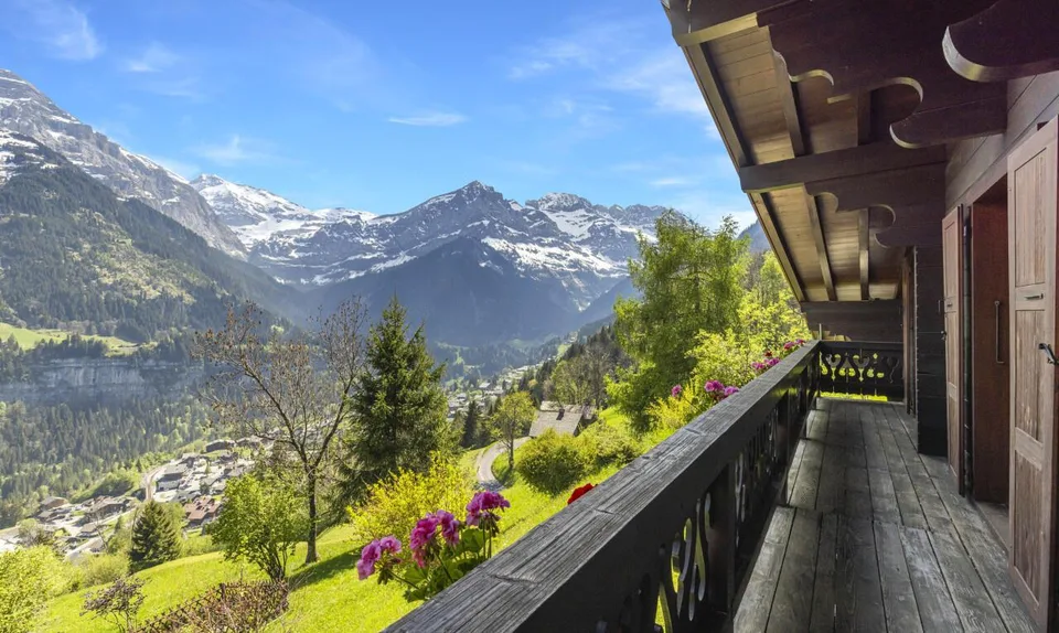 Exclusif: Grand chalet de trois chambres avec 2 garages